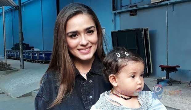 Bakat Menurun, Putri Yasmine Wildblood Sudah Pintar Bergaya dan Hobi Dandan