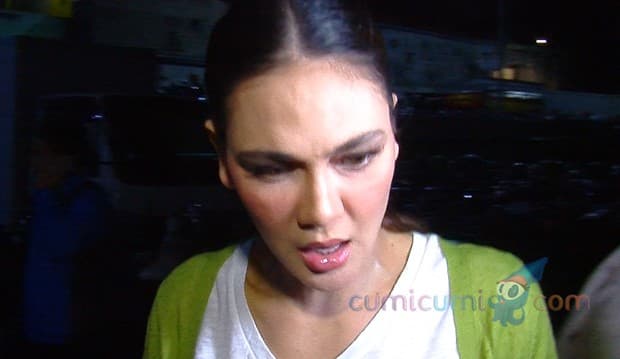 Bantah Galau Karena Syahreino, Ini Alasan Luna Maya Karaoke Lagu Mellow