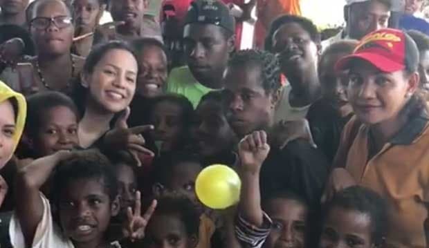 Angel Pieters dan Charles Toto Berbagi Bersama Yayasan Papua Menyapa Dunia