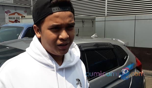 Air Mata Billy Syahputra di Balik Penderitaan Kriss Hatta