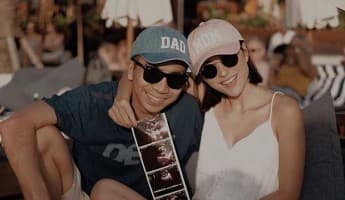 Pakai Topi Mom dan Dad, Lolita Agustine Umumkan Kehamilan Pertamanya