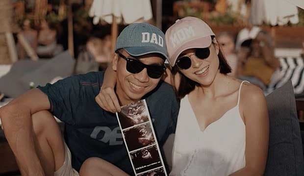 Pakai Topi Mom dan Dad, Lolita Agustine Umumkan Kehamilan Pertamanya