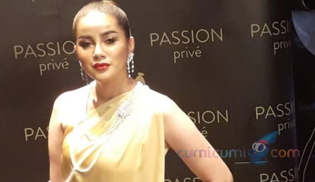 Papa Bos Tambang, Olla Ramlan Langsung Cek Keaslian Berlian Perdana Pemberian Suami