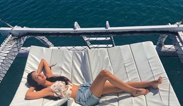 Main Ukulele di Tepi Pantai, Eksotisnya Aurelie Moeremans Bikin Jomblo Gigit Jari