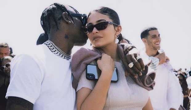 Kaya Raya, Kylie Jenner Ucapkan Ulang Tahun Travis Scott di Papan Billboard