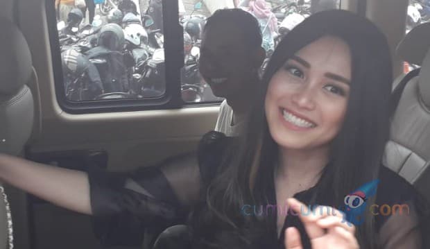 Pulang Umroh Langsung Pakai Bikini Seksi, Ayu Ting Ting Tak Peduli Caci Maki