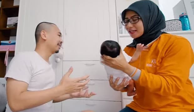 Panggil Suster ke Rumah, Raditya Dika Belajar 5 Hal Ini Agar Luwes Urus Anak