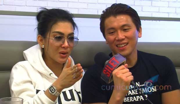 Salat Diimami Papa Mertua, Syahrini Ingat Mendiang Ayah