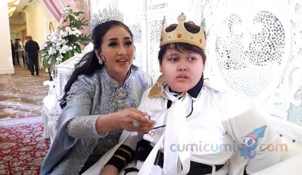 Usia Adrian Sudah 12 Tahun, Paramitha Rusady Rayu Putranya Agar Mau Disunat