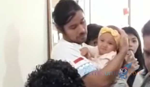 Pertama Kali Bawa Anak Terbang Jauh, Begini Persiapan Chicco Jerikho dan Putri Marino