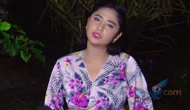Ayah Masuk ICU, Dewi Perssik dan Keluarga Lebaran di Rumah Sakit