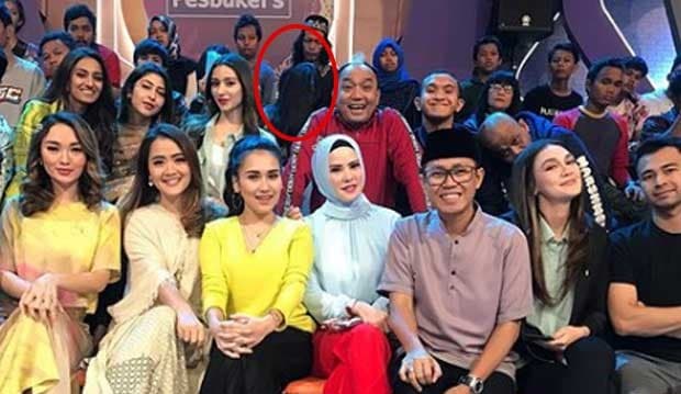 Vega Darwanti Unggah Foto Ini, Penampakan di Belakang Azis Gagap Bikin Merinding