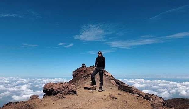 Perdana Naik Gunung, Yuki Kato Langsung Daki Gunung Tertinggi di Jawa Tengah