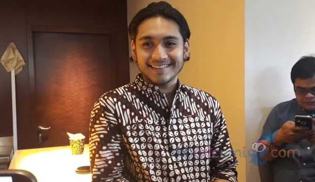 Perdana Pakai Lensa Kontak, Mata Giorgino Abraham Langsung Iritasi