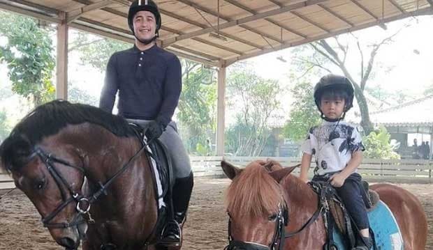 Insiden Memalukan Tapi Bikin Ketawa, Putra Irfan Hakim Jatuh di Tempat Kondangan