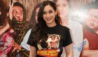 Perdana Main Film, Elvira Devinamira Akting Mandi Dilihat Banyak Orang