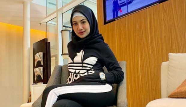 Pasca Terseret Kasus Prostitusi Akhirnya Berhijab, Inilah 10 Pose Menawan Della Perez