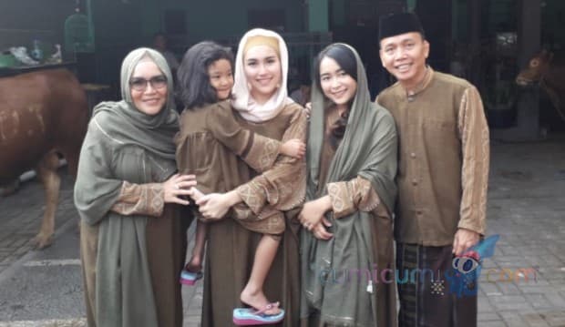 Bentuk Tim Panitia Kurban di Rumah, Ayu Ting Ting Siapkan Kostum Kembar