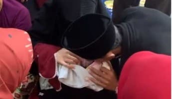 Pelukan Terakhir Istri Sebelum Anak Dimakamkan, Muzammil Hasballah Tampak Tegar