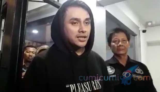 Dijemput Ibunda di Polda Metro Jaya, Vicky Nitinegoro Pulang dengan Wajah Bahagia