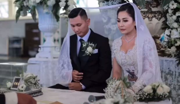 Tiga Kali Menjanda, Akhirnya Emma Waroka Dinikahi Brondong Tampan Pelatih Olahraga