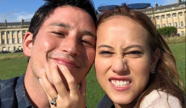 Mike Lewis Umumkan Pertunangan di Hari Ulang Tahun Pacar