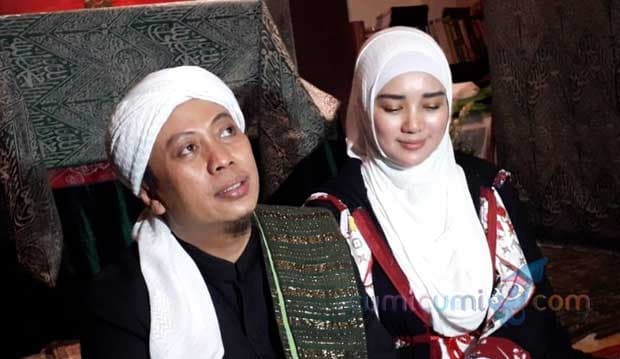 Opick Bagikan Air Zam Zam Bekas Celupan Rambut Rasul, Ulama Hingga Polisi Ramai-ramai Datang