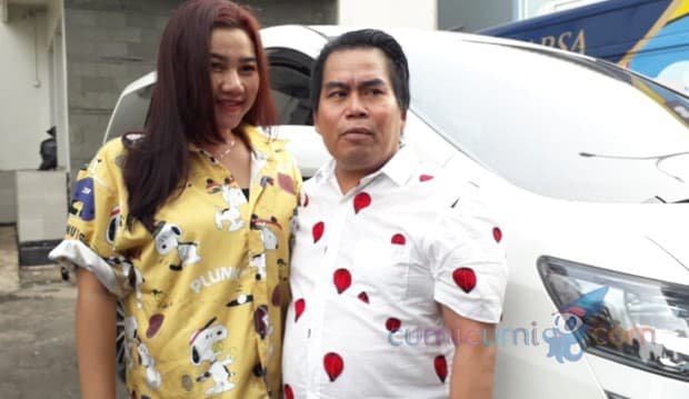 Nikahi Daun Muda, Bopak Castello Sebut Istri Sayap Pelindung Sekaligus Sopir Pribadi