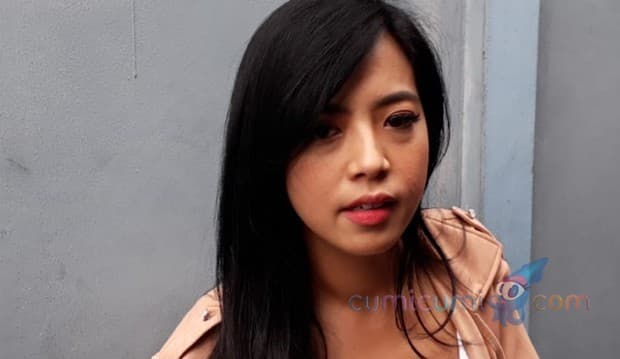 Delon Thamrin Nikah Lagi, Yeslin Wang Posting Soal Kondangan
