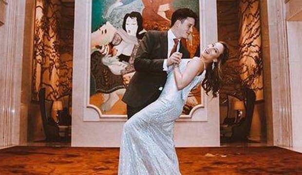 Gelar Pesta Tunangan, Mike Lewis Dansa dan Cium Bibir Pacar di Depan Keluarga Besar