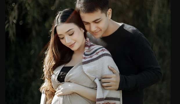 Gara-gara Hamil Tua, Adzana Bing Slamet Tak Bisa Peluk Rizky Alatas