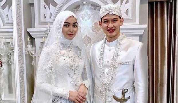 Kental Adat Sunda, Dekorasi Pelaminan Citra Kirana dan Rezky Aditya Dipenuhi Fresh Flower