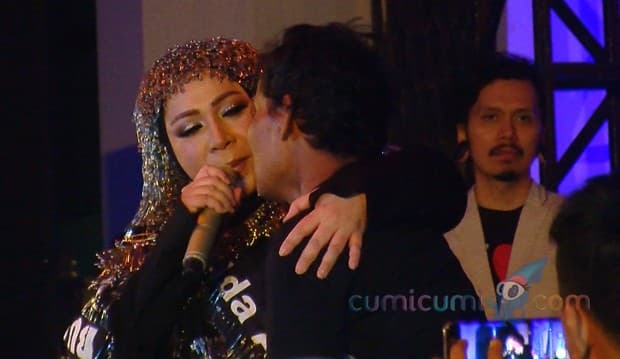 Menonton Video Asisten Nike Ardila Jadi Pemulung, Melly Goeslaw Menangis Sedih