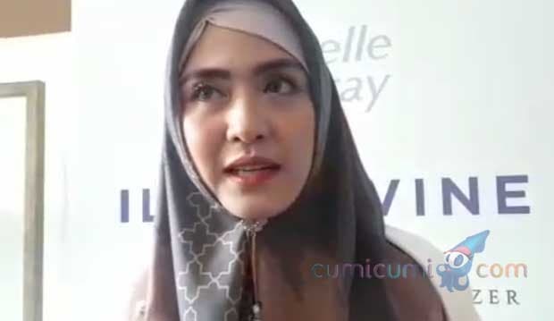 Dibanjiri Endorse Baju Muslimah, Ustad Solmed Bersyukur April Jasmine Tak Pernah Belanja
