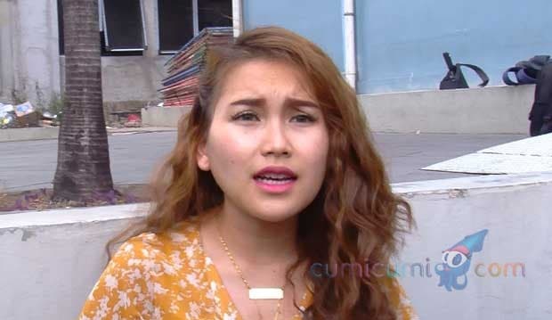 Jenguk Shakira di Singapura, Ayu Ting Ting Bawa Boneka BTS