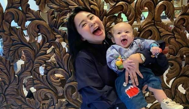 Lagu Anak Tak Se-hits Dulu, Chikita Meidy Dengarkan Lagu Sendiri ke Putranya