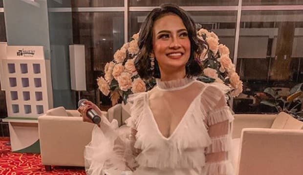 Saksikan Momen Ijab Kabul, Lucinta Luna Tak Lihat Sosok Ayah Kandung Vanessa Angel
