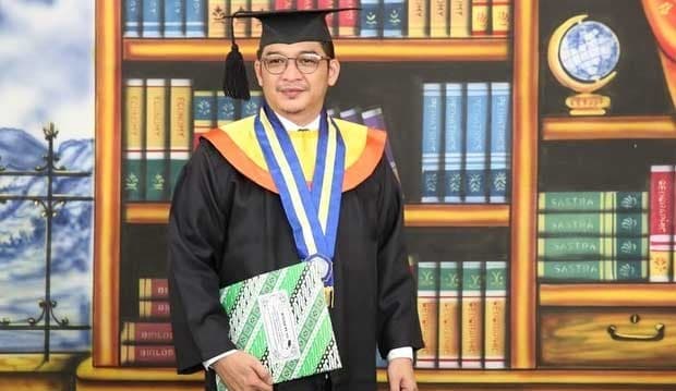 Gagahnya Pasha Ungu Pakai Toga di Hari Wisuda