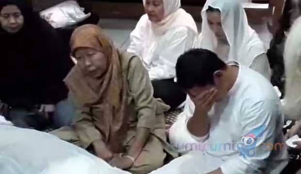 Tangis Vino G Bastian Tak Berhenti Saat Memandangi Wajah Jenazah Ibunda