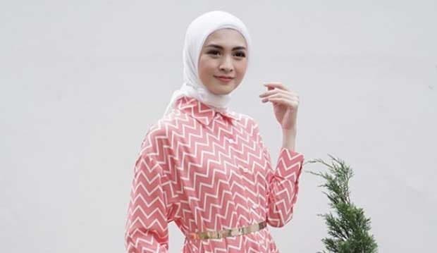 Menutup Aurat, Donita: Berhijab Bukan Berarti Mematikan Kreativitas Bergaya