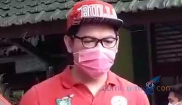 Hindari Virus Corona, ke Mana-mana Tommy Kurniawan Bawa Plastik