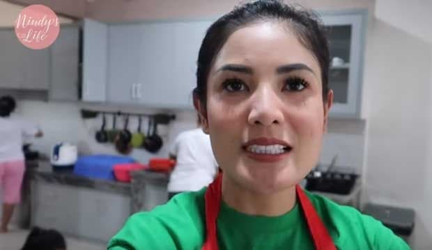 Isolasi Diri di Rumah, Nindy Sambut Kepulangan Suami dengan Masakan Padang