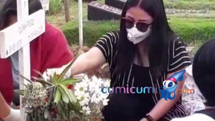 Tepat di Hari Paskah, Mutia Ayu  Ziarah ke Makam Mendiang Glenn Fredly