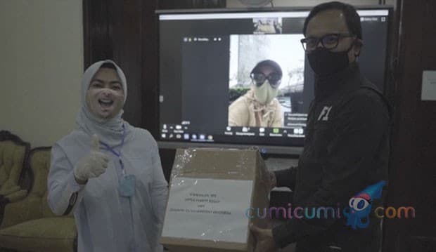 Setelah Bagikan 6 Ton Beras dan 5 Ton Telur, kini Syahrini Bagikan 5000 APD untuk Tenaga Medis