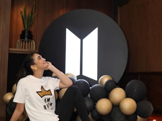 Ngefans Kpop Korea, Luna Maya Ikuti Trend Permission To Dance ala BTS