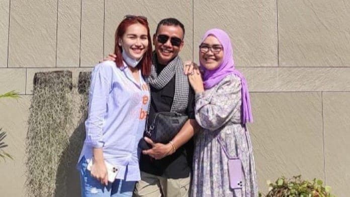 Makin Panik, Abdul Rozak Bungkam Seribu Bahasa Usai Rating Ayu Ting Ting Jeblok saat Petisi Capai 77 Ribu Tandatangan
