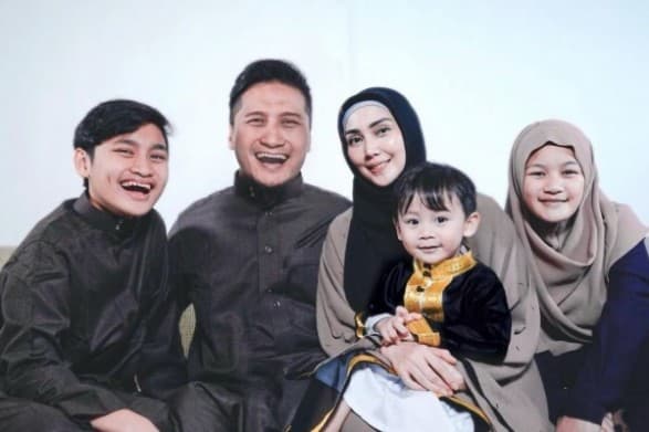 Pilih Pesantren Jadi Sekolah Anak, Ini Dia Alasan Arie Untung dan Fenita Arie!