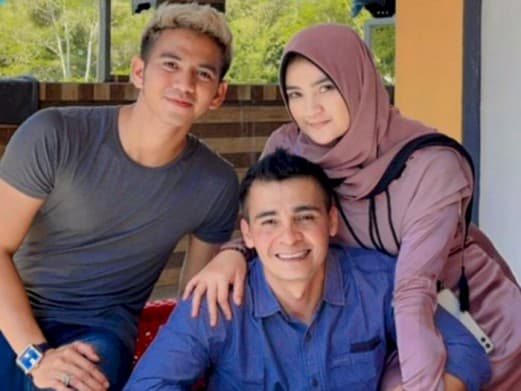 Ridho 2R Kompak Foto Bareng Calon Mertua, Netizen: Mertuanya Ganteng Mirip Benigno