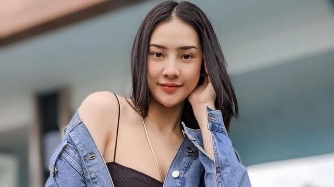 Setahun Jalin Hubungan Asmara, Anya Geraldine Pamer Gandeng Pacar Misterius