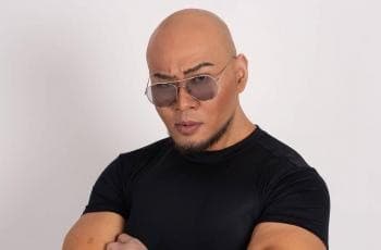 Potret Deddy Corbuzier Jadi Bodyguard Wakil Presiden RI, Bajunya Disorot!